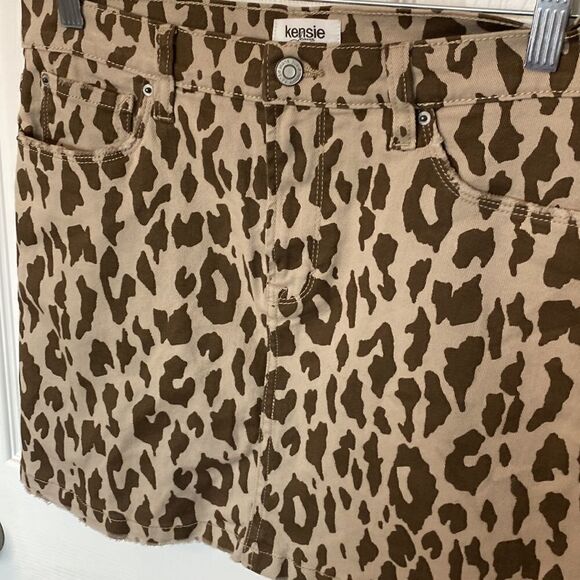 Kensie- Luxe 5-Pocket Animal Print Denim Mini Skirt in Tierra Leopard- Size 8 - Picture 4 of 9
